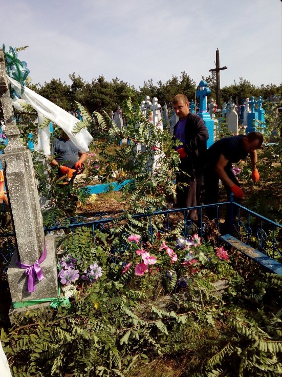 Захаращений цвинтар у Шацьку прибрали. ФОТО