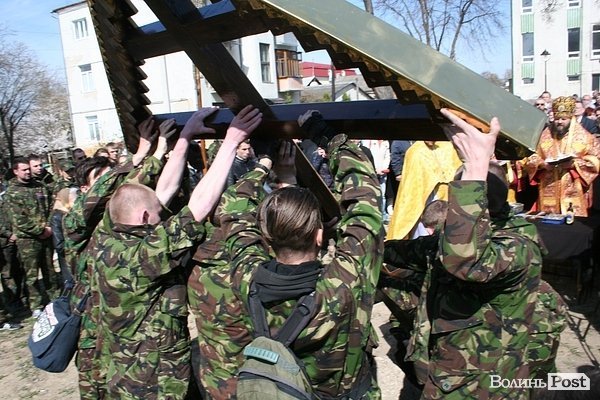 У Луцьку освятили місце під каплицю Небесної сотні. ФОТО