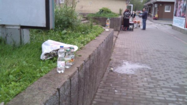 У Луцьку біля «Гостинця» продавали сурогат. ФОТО