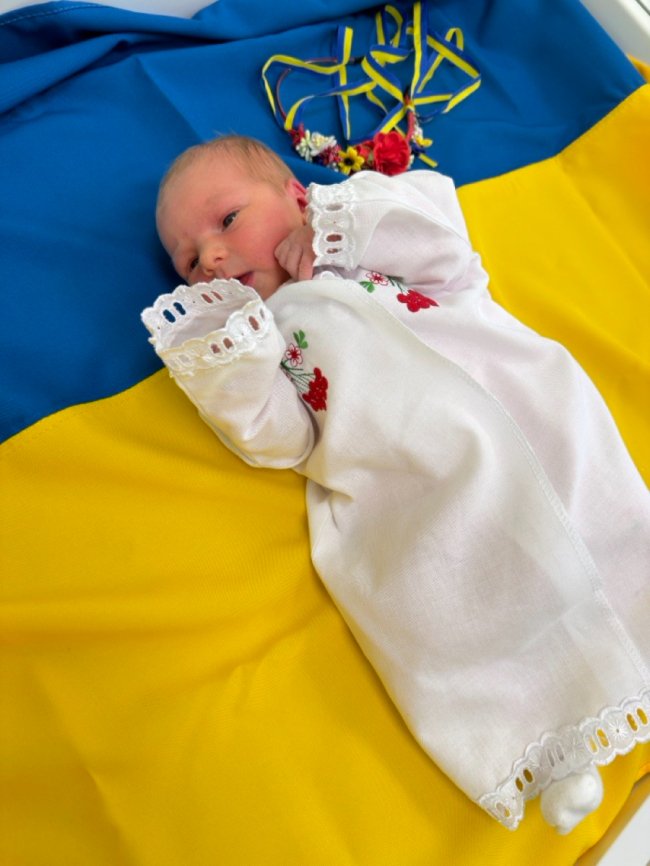 У Луцьку немовлят одягнули у перші в їхньому житті вишиванки. ФОТО