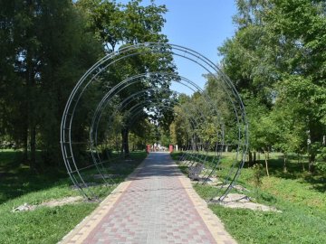 У луцькому парку встановлюють світловий тунель. ФОТО