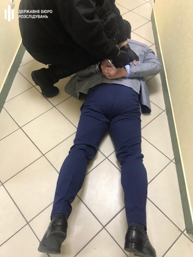 Начальника волинського митного поста із спільником зловили на хабарі у 12 000 доларів. ФОТО