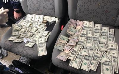 Начальника волинського митного поста із спільником зловили на хабарі у 12 000 доларів. ФОТО
