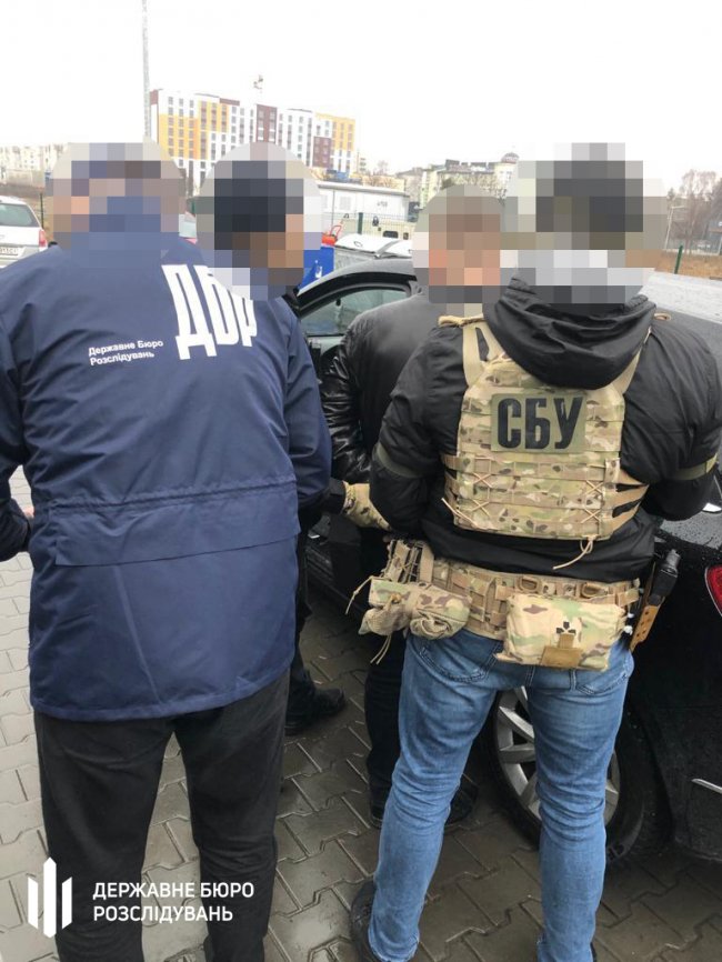 Начальника волинського митного поста із спільником зловили на хабарі у 12 000 доларів. ФОТО