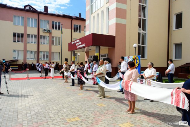130 випускників луцьких шкіл урочисто отримали медалі: як це було. ФОТОРЕПОРТАЖ
