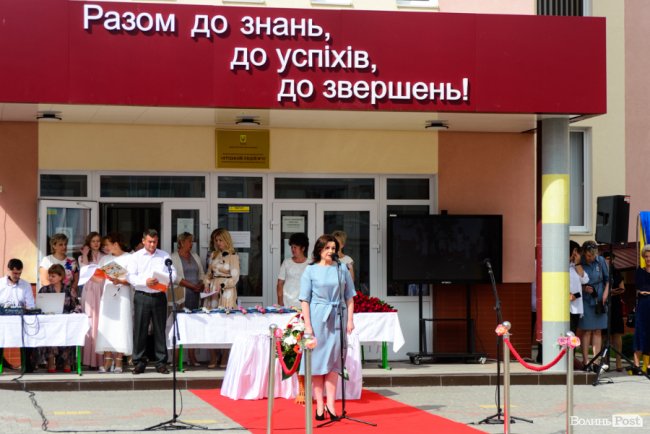 130 випускників луцьких шкіл урочисто отримали медалі: як це було. ФОТОРЕПОРТАЖ