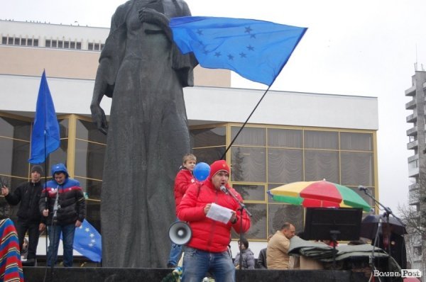 Євромайдан у Луцьку: людей кличуть на мітинг під міськрадою. ФОТО 