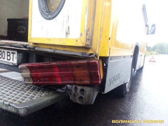 Від удару відірвало бампер: поблизу Луцька – аварія за участю буса та легковика. ФОТО