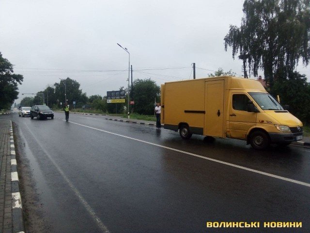 Від удару відірвало бампер: поблизу Луцька – аварія за участю буса та легковика. ФОТО