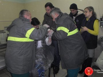 У Рівному в супермаркеті дівчині у м’ясорубці перекрутило руку