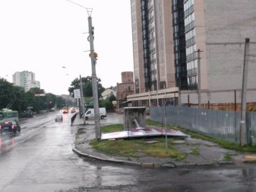 У Луцьку «підбитий» білборд становить небезпеку для людей та автівок