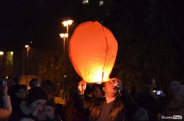 До Героїв Небесної сотні від лучан полинули ліхтарики. ФОТО