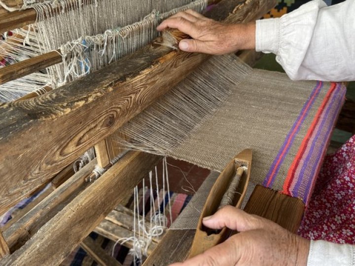 Волинська майстриня тче рушники на столітньому верстаті своєї бабусі. ВІДЕО