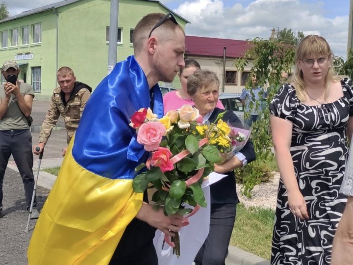 У рідному селі на Волині після трьох років полону зустріли 24-річного воїна. ВІДЕО