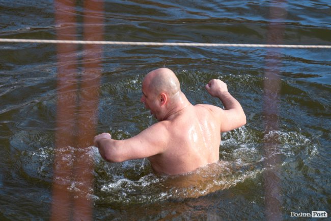 Як лучани пірнали в крижану купіль Стиру. ФОТО. ВІДЕО