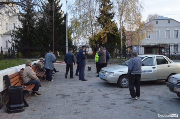 У центрі Луцька помер безпритульний. ФОТО