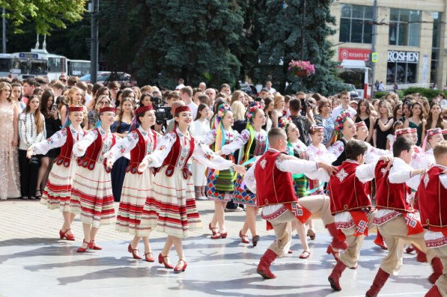 Вручення медалей випускникам у Луцьку: як це було