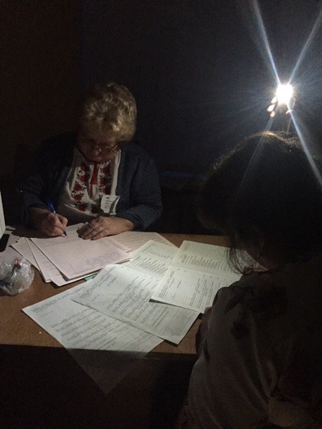 Зникло світло: на кількох волинських дільницях голоси рахують з ліхтариком