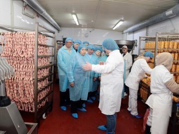 Смак щасливих моментів: луцьким ветеранам показали, як виготовляють ковбасу