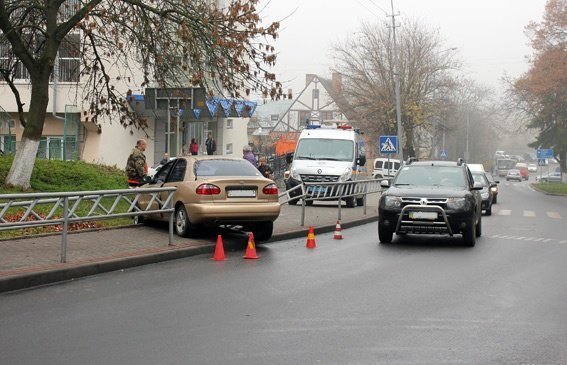Водій легковика розповів, навіщо протаранив паркан біля школи в Луцьку