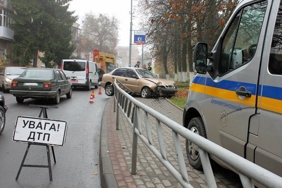 Водій легковика розповів, навіщо протаранив паркан біля школи в Луцьку