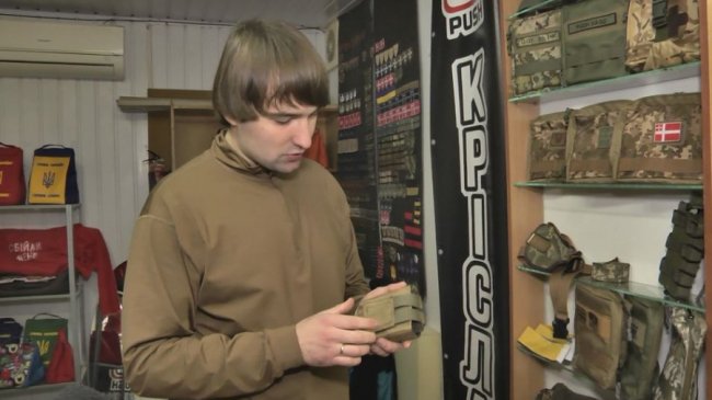 За 10 місяців кравець із Луцька пошив більше тисячі медичних сумок для бійців