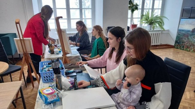 Арттерапія для дружин загиблих військових: жінки у Луцьку малювали картини