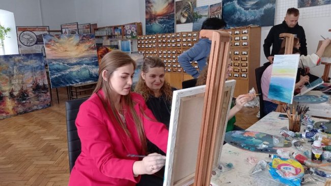 Арттерапія для дружин загиблих військових: жінки у Луцьку малювали картини
