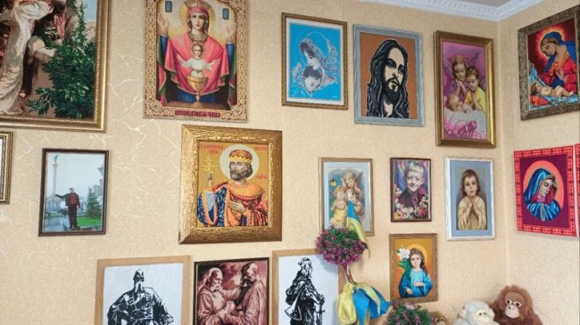 56-річний лучанин вдень працює на АЗС, а вечорами вишиває. ВІДЕО