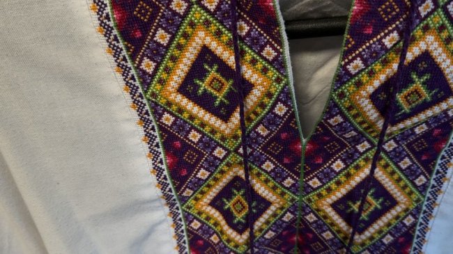 56-річний лучанин вдень працює на АЗС, а вечорами вишиває. ВІДЕО