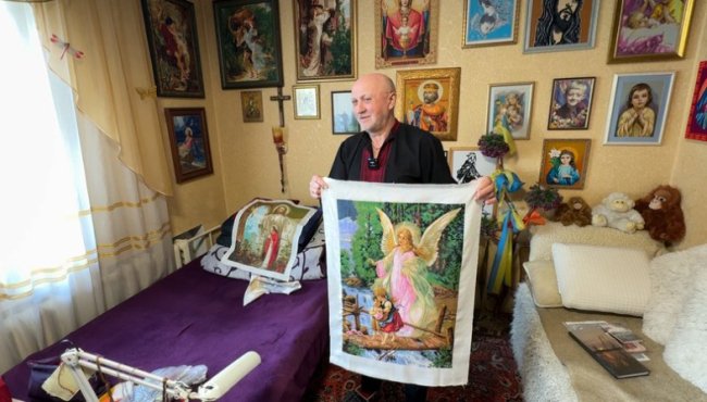 56-річний лучанин вдень працює на АЗС, а вечорами вишиває. ВІДЕО