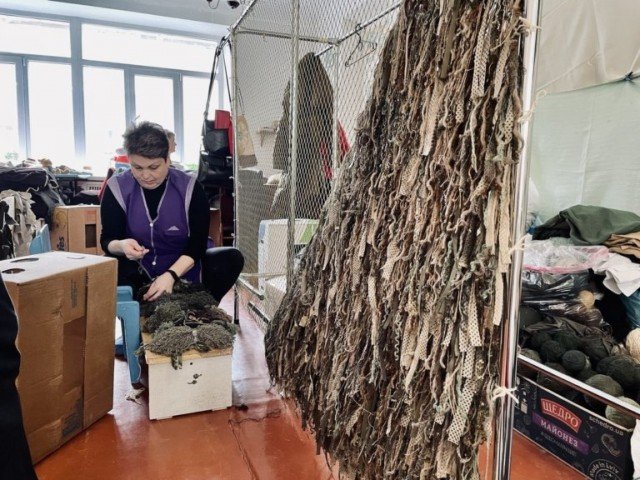 У волинському місті волонтери сплели 2000 маскувальних сіток для бійців. ФОТО