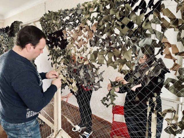 У волинському місті волонтери сплели 2000 маскувальних сіток для бійців. ФОТО