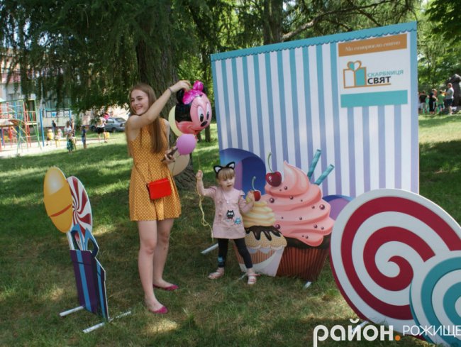 Народні гуляння у місті на Волині. ФОТО