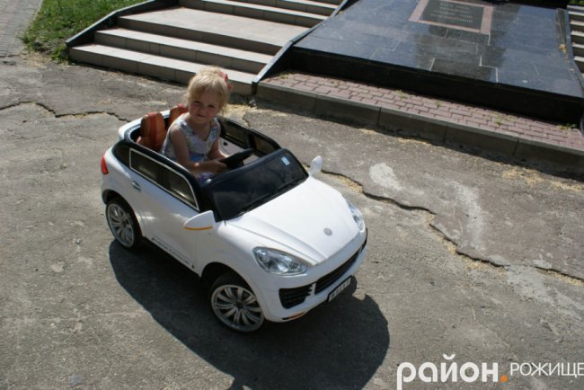 Народні гуляння у місті на Волині. ФОТО