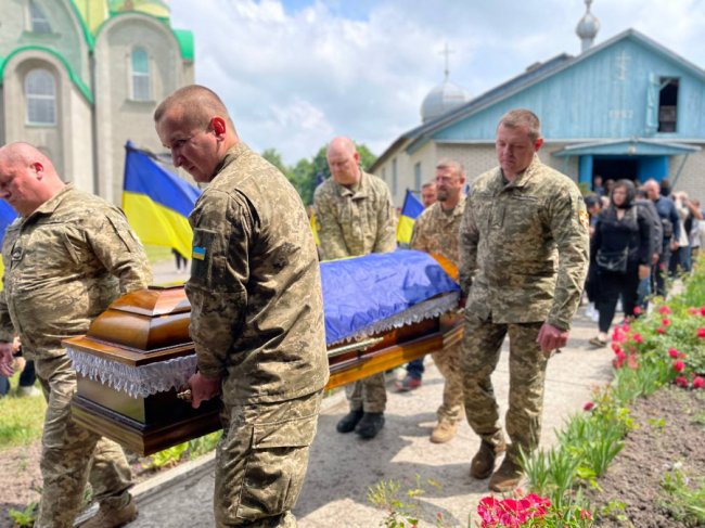 На Волині сотні людей провели в останню дорогу Героя Олександра Старжинського