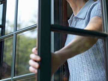 У Луцьку з вікна випала дівчина