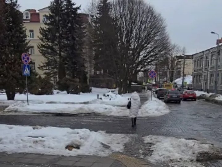 У Луцьку люди ігнорують перенесені пішохідні переходи