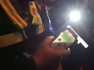 З’явилося відео з водієм, якого затримали п’яним за кермом «на бляхах»