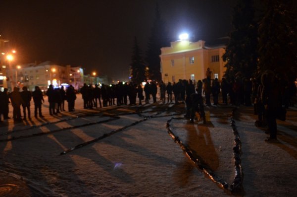 У центрі Луцька на честь Героїв Крут палав тризуб. ФОТО. ВІДЕО