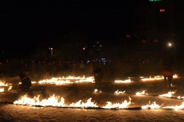 У центрі Луцька на честь Героїв Крут палав тризуб. ФОТО. ВІДЕО