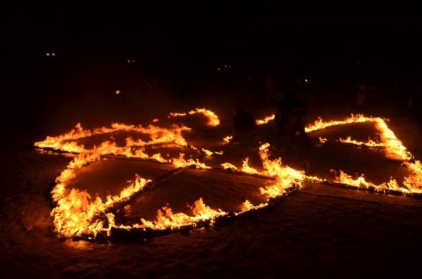 У центрі Луцька на честь Героїв Крут палав тризуб. ФОТО. ВІДЕО