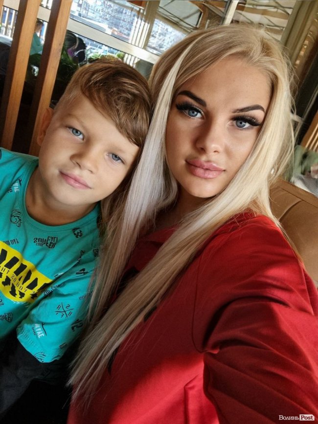 Дорога в пекло. Перукарка, родом з Донбасу, возить автомобілі на фронт. ФОТО