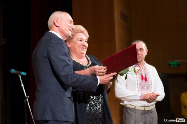 Квіти, подяки та музичний концерт: волинських медпрацівників привітали з професійним  святом