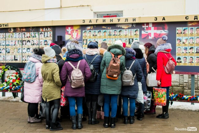 У центрі Луцька молодь влаштувала флешмоб у пам'ять про Крути. ФОТО