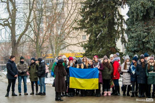 У центрі Луцька молодь влаштувала флешмоб у пам'ять про Крути. ФОТО