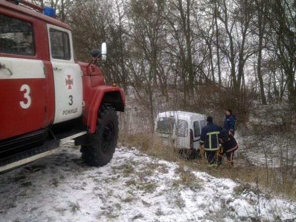 На Волині легковик злетів у кювет