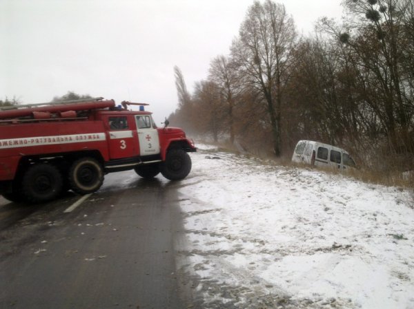 На Волині легковик злетів у кювет