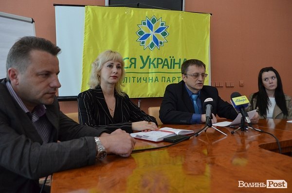 Богомолець просять знятися на користь Порошенка