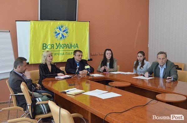 Богомолець просять знятися на користь Порошенка